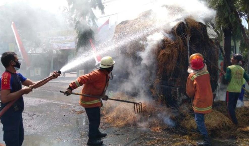 Jerami Di Mobil Pickup Tiba Tiba Terbakar Bikin Panik