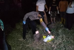 Penemuan Bungkusan Diduga Bayi Bikin Geger, Anehnya ada bercak Darah