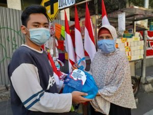 Peringati HUT RI Ke 76 Bolone Irawan Bagikan Sembako Kepada Penjual Bendera Dan Warga Tak Mampu