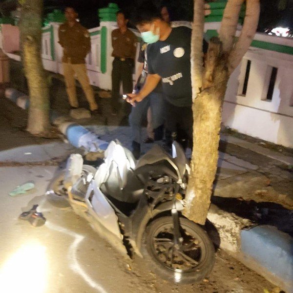 Terungkap, Tiga Pemuda Tabrak Pohon di Jombang Ternyata Dalam Kondisi Mabuk Terungkap, Tiga Pemuda Tabrak Pohon di Jombang Ternyata Dalam Kondisi Mabuk