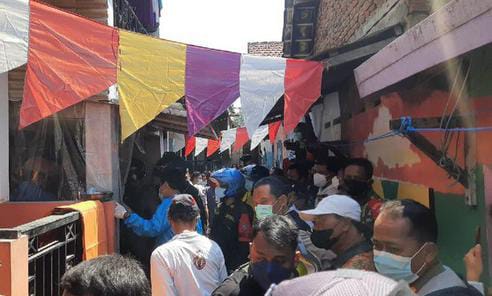 Rumah di Surabaya Tiba-tiba Ambruk Bikin Heboh Rumah di Surabaya Tiba-tiba Ambruk Bikin Heboh