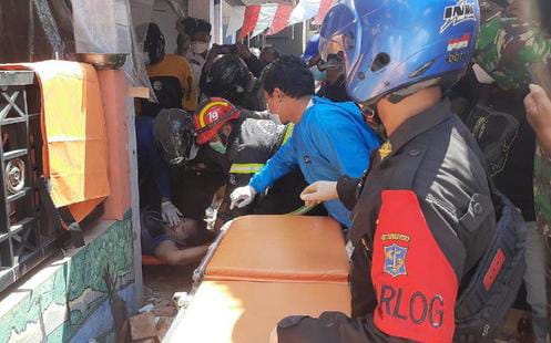 Tiga Korban Rumah Ambruk di Surabaya Berhasil di Evakuasi Tiga Korban Rumah Ambruk di Surabaya Berhasil di Evakuasi