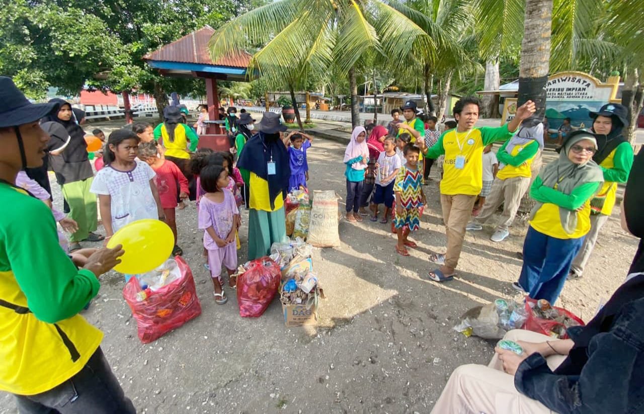 Perangi Pentingnya Sampah, Mahasiswa Kubermas Unkhair Buat Sekolah Pesisir