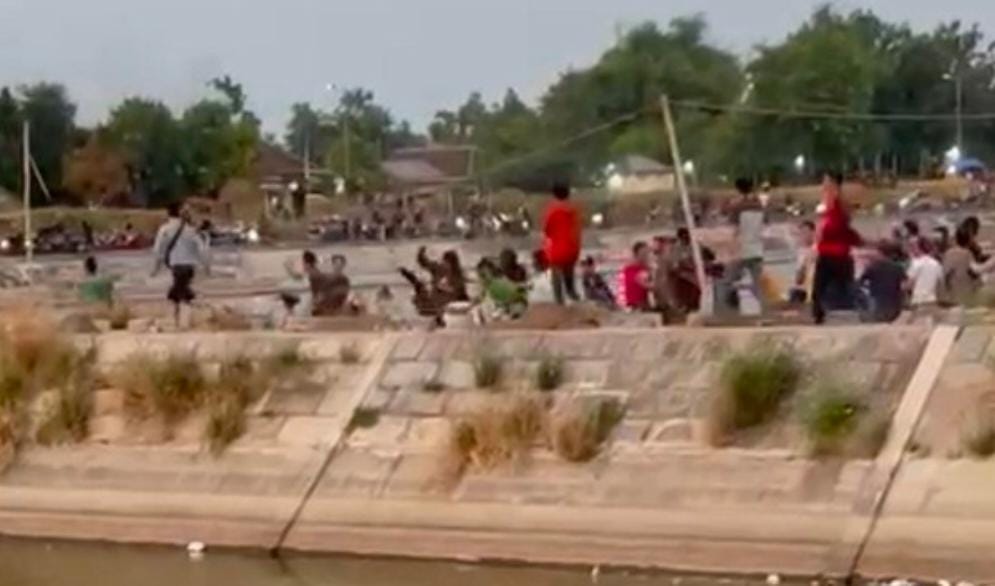 Viral, Video Aksi Pengeroyokan di Bendungan Long Storage Waduk Leminggir 