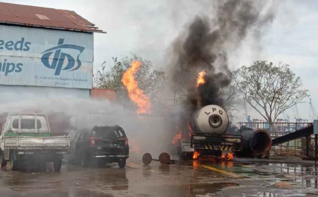 Mobil Calya Dan Truk Tangki Elpiji Terbakar 