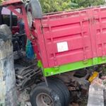 Kecelakaan Truk Traktor Head Oleng Berakhir Tabrak Rumah Warga Jombang