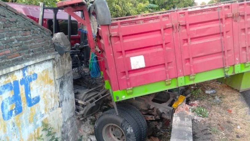 Kecelakaan Truk Traktor Head Oleng Berakhir Tabrak Rumah Warga Jombang