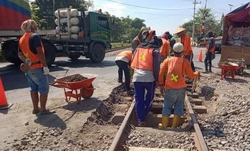 Lima Perlintasan Sebidang Wilayah Daop 7 Diperbaiki, Pengendara Diminta Lebih Berhati-hati