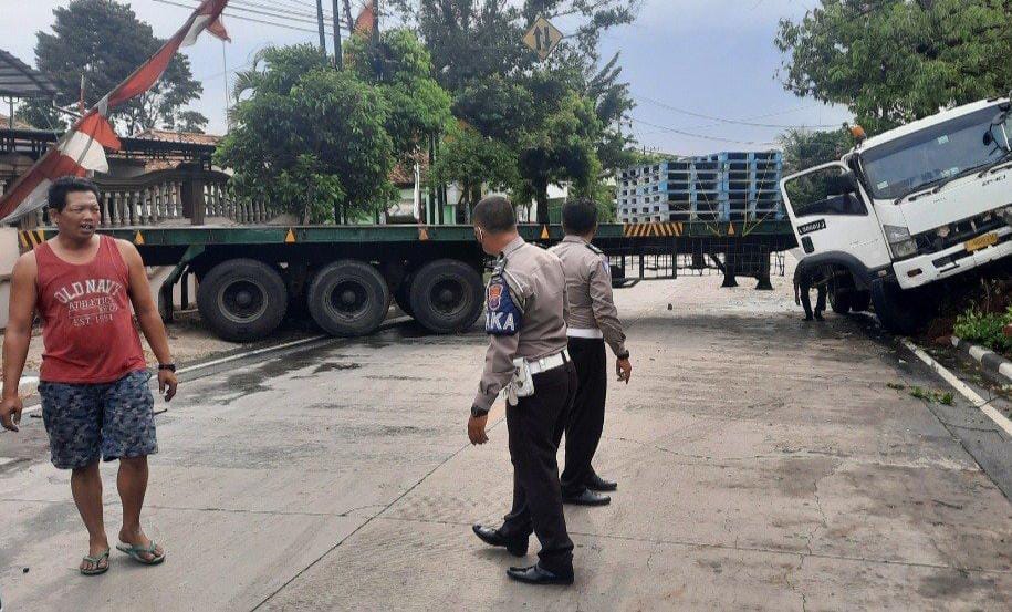 Truk Trailer Tergelincir di Jalan Pantura Tuban Bikin Macet