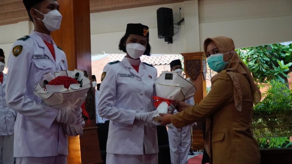 Walikota Mojokerto Serahkan Piagam Penghargaan Untuk Paskibraka