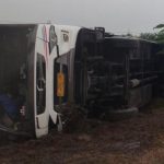 Bus Tentrem Terguling di Tol Waru, Akibat Hujan Deras Dan Licin