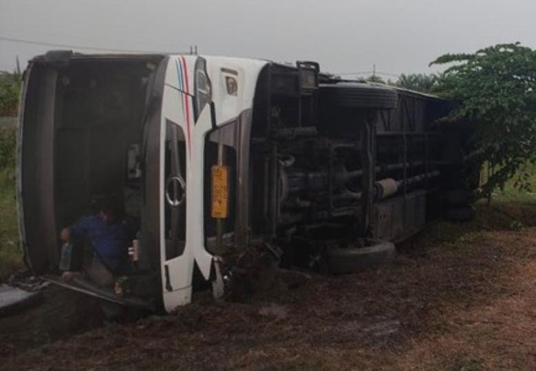 Bus Tentrem Terguling di Tol Waru, Akibat Hujan Deras Dan Licin