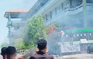 Demo Front UMMU Minta Rektor Muhammadiyah Turun Dari Jabatannya