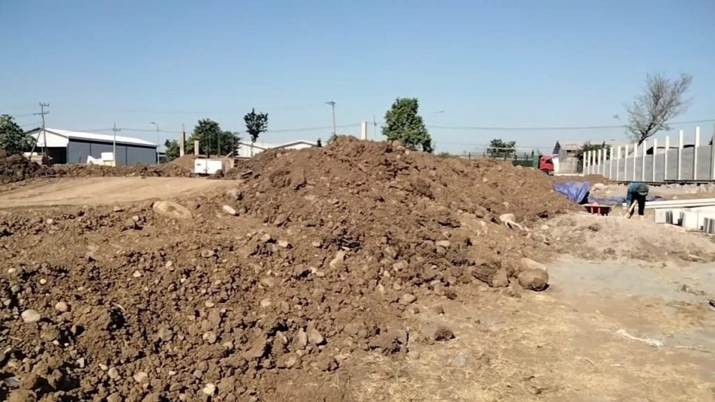 Proyek Pagar Keliling Kejati Jatim Yang Dikerjakan PT. Jaya Etika Beton Mendadak Dihentikan Pemilik Tanah Urug