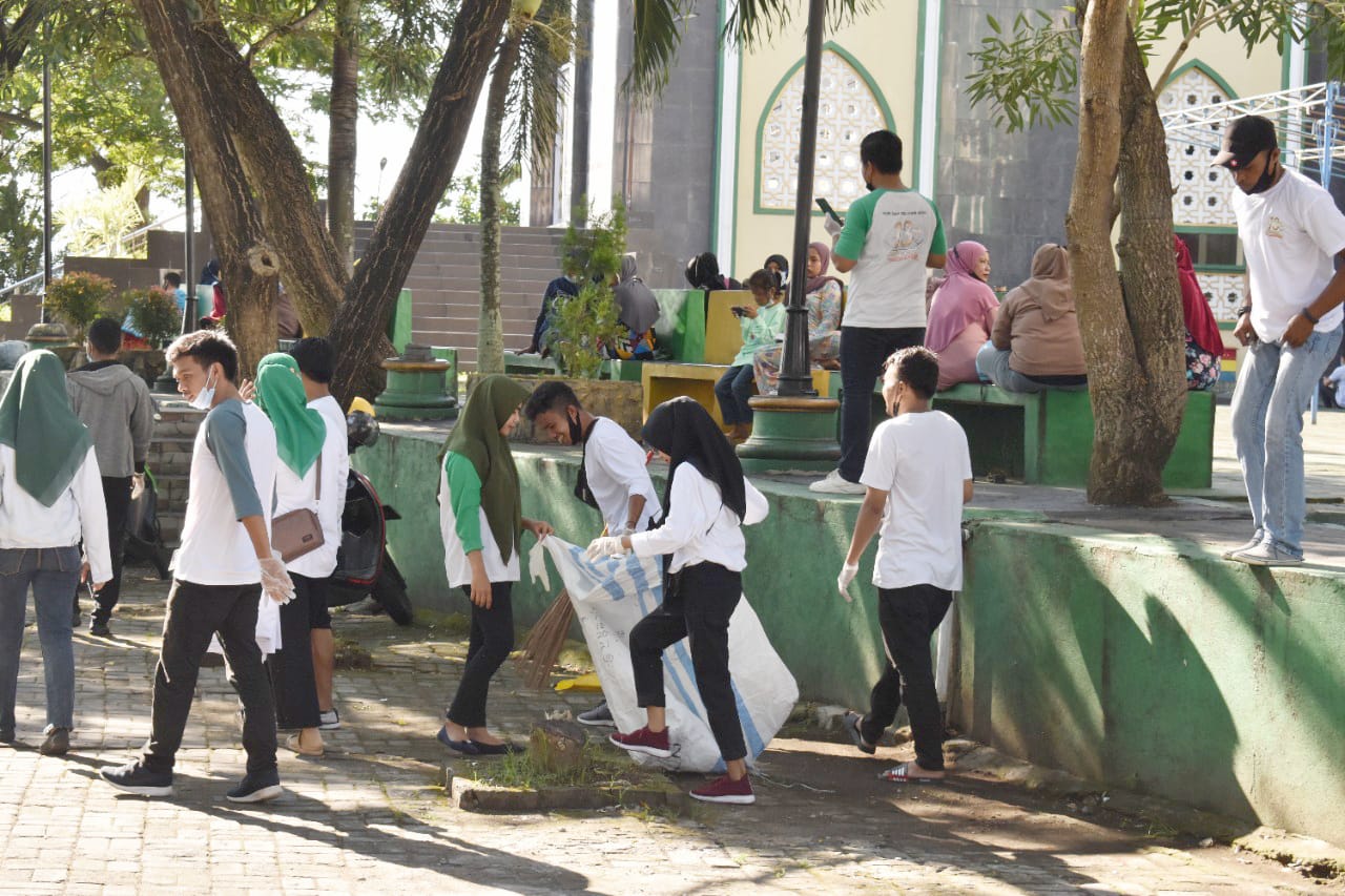 Ultah Ke-15 Tahun, Muara Group Lakukan Giat Pungut Sampah