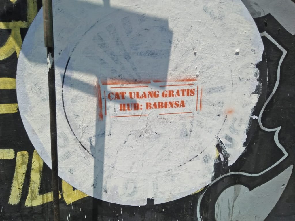 Mural Kritikan Dihapus, Kini Muncul ” Cat Ulang Gratis Hub Babinsa “