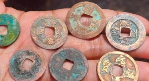 Penemuan Uang Koin Kuno Cina Di Lamongan Gegerkan Warga