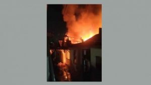 Rumah di Wonokromo Surabaya Terbakar, Dua Belas Mobil PMK Diterjunkan