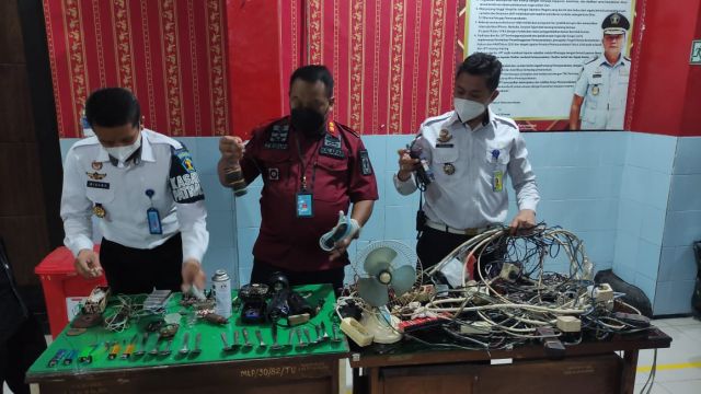 Puluhan Kabel Di Lapas Sidoarjo Diamankan