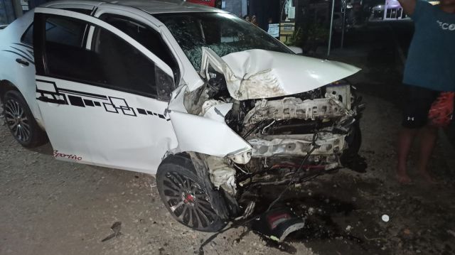 Mobil Toyota Vios Hantam Pohon