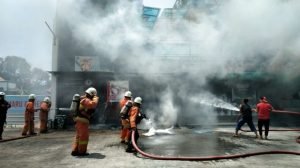 Kontainer Gogo Fried Chicken di Cafe Prajurit Kebakaran
