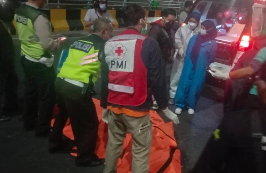 Pemuda Tewas Bersimbah Darah di Fly Over Pasar Kembang Surabaya