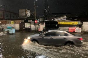 Diguyur Hujan Wilayah di Surabaya Tergenang Air