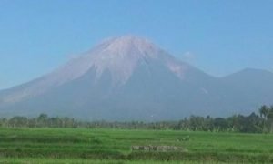 Gunung Semeru Terpantau Kembali Keluarkan Guguran Lava Pijar
