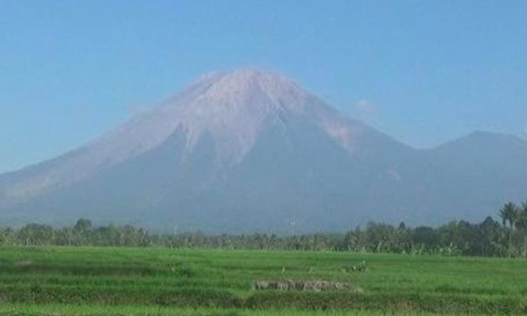 Gunung Semeru Terpantau Kembali Keluarkan Guguran Lava Pijar