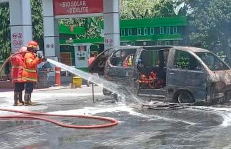 Mobil Daihatsu Espass Di Nganjuk Ludes Terbakar