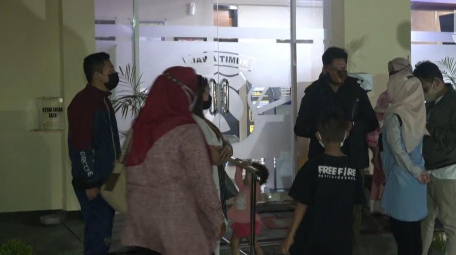Diduga Menjadi Korban Penipuan Berkedok Arisan, Puluhan Emak-emak Gruduk Mapolres Banyuwangi
