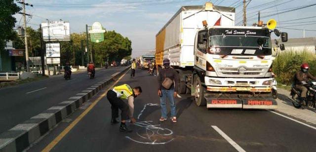 Pemotor di Sidoarjo Tewas Setelah Tabrak Truk Trailer