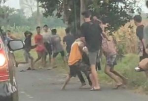 Viral, Puluhan Remaja di Jombang Tawuran di Tengah Jalan