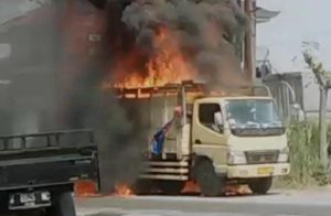 Truk Mengangkut Styrofoam Di Sidoarjo Terbakar Bikin Macet