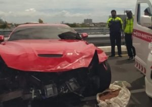 Tak Terkendali Mobil Ferrari Tabrak Pembatas Tol Juanda