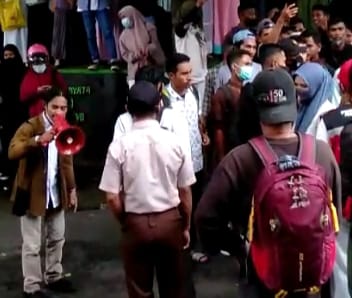 Mahasiswa Bersama BEM FKIP Unkhair Ternate Serentak Usir Tim Satgas Covid-19 Di Dalam Kampus