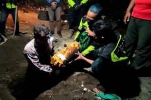 Mayat Bayi Yang Ditemukan Terbungkus Plastik Kini Telah Diberi Nama dan Dimakamkan