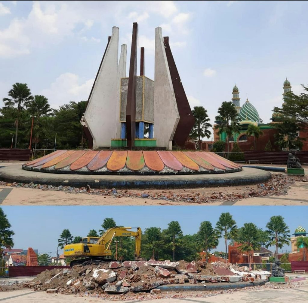 Video Detik Detik Tugu Bersejarah Kaca Pengilon Alun Alun Kota Mojokerto Dihancurkan Viral