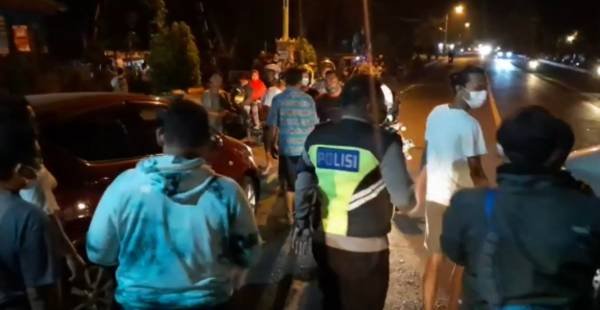 kecelakaan, pria mojosari tewas, pria dihantam minibus