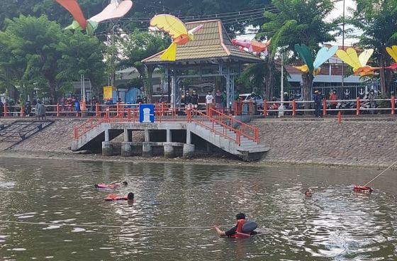 main disungai, bocah hilang, surabaya