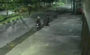 pencurian besi, penutup saluran dicuri, surabaya