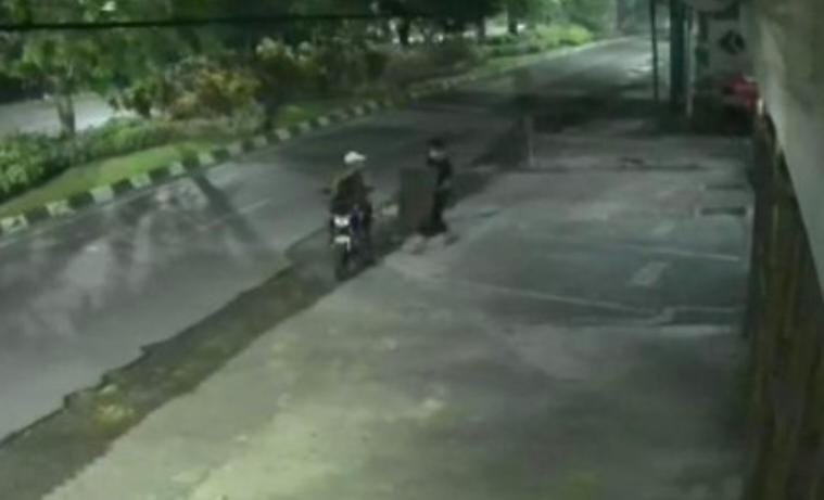 pencurian besi, penutup saluran dicuri, surabaya