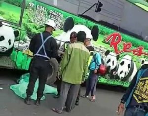 Dihantam Mobil Biker Ini Tewas Terjatuh Tepat Disamping Ban Bus Restu 