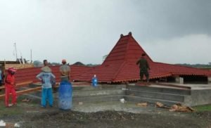 Hujan Deras Disertai Angin Kencang Membuat Bangunan Joglo di Tulungagung Ambruk