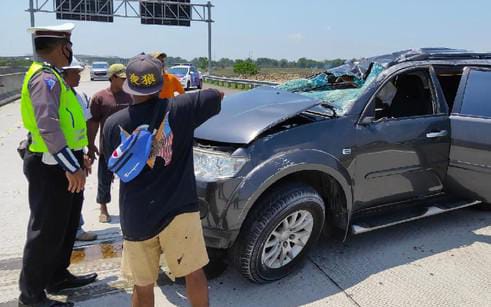 Mitsubishi Pajero, Mobil Tabrak Pembatas Tol, Nganjuk