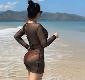 Tante Ernie Pakai Baju Transparan, Lekukan Tubuhnya Bikin Gagal Fokus 