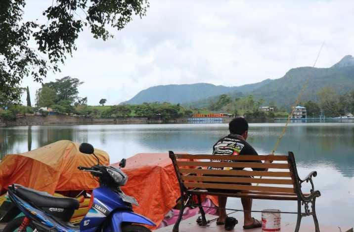 Pemancing di Telaga Sarangan