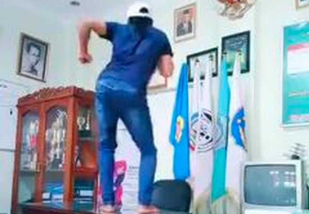 Kasun Joget Tiktok di Atas Meja, Dihukum Membersihkan Toilet Selama 3 Bulan