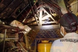 Hujan Deras Disertai Angin Kencang Rumah di Blitar Rusak