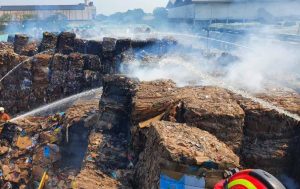 Kertas Milik PT Suparma Surabaya Ludes Terbakar Belasan Damkar Turun Tangan 